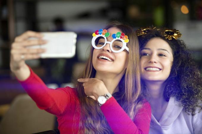 αστεία κορίτσια που βγάζουν selfies στον εορτασμό γενεθλίων