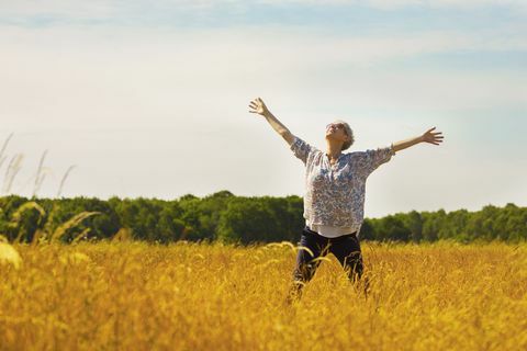 Happy γυναίκα στο πεδίο