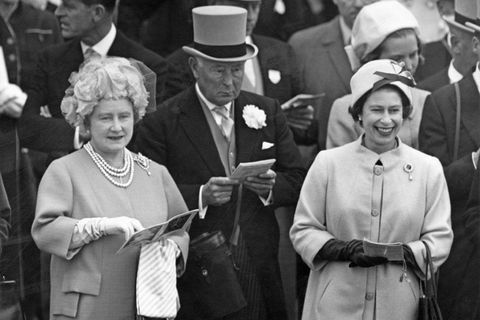 Η μητέρα της βασίλισσας και η βασίλισσα Ελισάβετ Β 'στην ιπποδρομία Epsom, Μάιος 1963