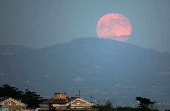 Ροζ φεγγάρι πάνω από τη Ρώμη