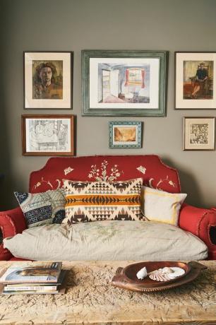 σπίτι της Annie Sloan Oxford με κόκκινο καναπέ