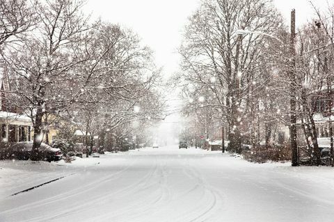Το χιόνι που πέφτει στο προαστιακό δρόμο