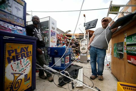 Ένας από τους ανεμοστρόβιλους έσπασε τη στέγη από την επιχείρηση αυτού του ανθρώπου.