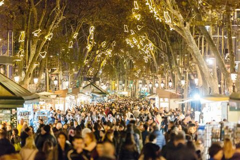 Οι άνθρωποι με τα πόδια στο δρόμο La Rambla κατά τη διάρκεια των Χριστουγέννων και των Πρωτοχρονιάς διακοπές στη Βαρκελώνη, Καταλονία, Ισπανία