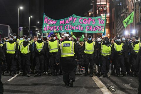 Γλασκώβη, Σκωτία 03 Νοεμβρίου 03 αστυνομικοί συνοδεύουν μια διαδήλωση εξέγερσης της εξαφάνισης έξω από τη σύνοδο κορυφής της αστυνομίας 26 καθώς εμφανίζεται ένα πανό που γράφει πόσους αστυνομικούς πρέπει να συλλάβουν το κλιματικό χάος 3 Νοεμβρίου 2021 στη Γλασκώβη, Ηνωμένο Βασίλειο καθώς οι παγκόσμιοι ηγέτες συναντώνται για να συζητήσουν την αλλαγή του κλίματος στη σύνοδο κορυφής του cop26, πολλές ομάδες δράσης για το κλίμα έχουν βγει στους δρόμους για να διαμαρτυρηθούν για πραγματική πρόοδος που πρέπει να σημειωθεί από τις κυβερνήσεις για τη μείωση των εκπομπών άνθρακα, τον καθαρισμό των ωκεανών, τη μείωση της χρήσης ορυκτών καυσίμων και άλλα θέματα που σχετίζονται με την παγκόσμια θέρμανση φωτογραφία από τον Peter Summersgetty εικόνες