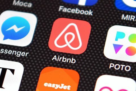 Airbnb app στο κινητό τηλέφωνο