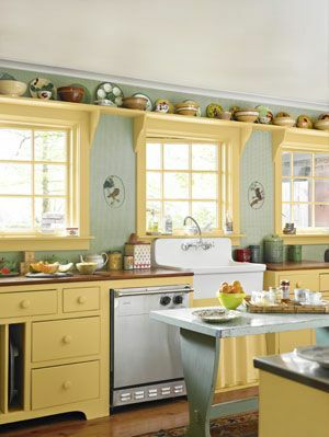 κουζίνα με πράσινους τοίχους και κίτρινες ντουλάπες