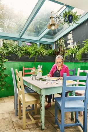 η Annie Sloan στο φωτεινό πράσινο δωμάτιο στον κήπο στο σπίτι της στο Οξφόρδη