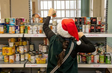 Η Trussell Trust Food Bank στο Λίβερπουλ διανέμει τα Χριστούγεννα