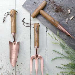 Εργαλεία κήπων σε ξύλο και χαλκό