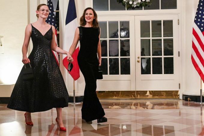 Η ηθοποιός Τζένιφερ Γκάρνερ και η κόρη της Βάολετ Άφλεκ φτάνουν στον Λευκό Οίκο για να παρακολουθήσουν ένα κρατικό δείπνο προς τιμήν των Γάλλων πρόεδρος Emmanuel Macron, στην Ουάσιγκτον, DC, την 1η Δεκεμβρίου 2022 φωτογραφία από τον roberto schmidt afp φωτογραφία από τον roberto schmidtafp μέσω Getty εικόνες