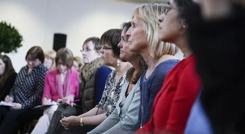 Οι γυναίκες ακούγοντας τον ομιλητή στην επιχειρηματική ζώνη στη χώρα διαβίωσης δίκαιη άνοιξη στο bdc islington london