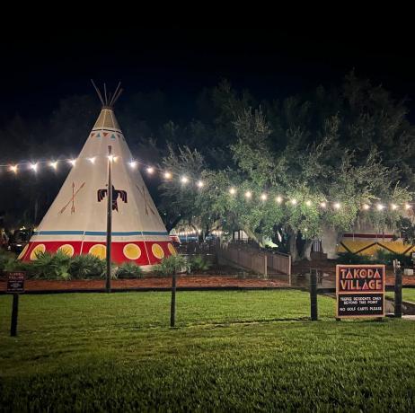 luxe teepee με τον νυχτερινό ουρανό και τα φώτα χορδών στο βάθος