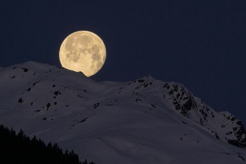 άποψη χαμηλής γωνίας των χιονισμένων βουνών ενάντια στον ουρανό τη νύχτα, Mayrhofen, Αυστρία