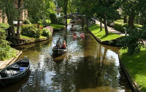 Υπάρχει μια μαγευτική μικρή πόλη στην Ολλανδία, όπου οι δρόμοι είναι κατασκευασμένοι από νερό