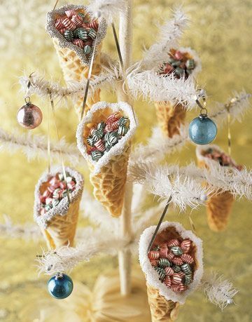pizzelle καραμέλες κώνους γεμάτες με καραμέλα σε ένα διακοσμητικό χριστουγεννιάτικο δέντρο