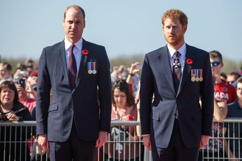 vimy, france april 09 lr πρίγκιπας william, duke of cambridge και πρίγκιπας harry φτάνουν στο εθνικό μνημείο vimy του Καναδά στις 9 Απριλίου 2017 στο vimy, Γαλλία ο πρίγκιπας της Ουαλίας, ο δούκας του ο Κάμπριτζ και ο πρίγκιπας Χάρι μαζί με τον Καναδά πρωθυπουργό Justin Trudeau και τον Γάλλο πρόεδρο francois hollande παρευρίσκονται στην αναμνηστική τελετή εκατονταετίας στην εθνική εθνική ομιλία του Καναδά μνημόσυνο η μάχη του vimy ridge διεξήχθη κατά τη διάρκεια του ww1 ως μέρος της αρχικής φάσης της μάχης των arras, αν και η βρετανική οδήγησε ήταν κυρίως να πολεμήθηκε από το καναδικό σώμα φωτογραφία από τον Jack taylorgetty εικόνες