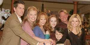 Κάλβερ Σίτι, περίπου 12 Δεκεμβρίου l r Steve Howey, Melissa Peterman, Reba mcentire, Joanna Garcia, Mitch Holeman, christopher rich και scarlett pomers από το καστ του reba παρευρεθείτε σε μια γιορτή των παραστάσεων 100ο επεισόδιο 12 Δεκεμβρίου 2005 στο Κάλβερ Σίτι, Καλιφόρνια φωτογραφία από τον marsaili mcgrathgetty εικόνες