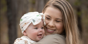 Η Bindi irwin και το μωρό της η Grace αγκαλιάζονται