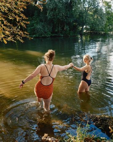 Ηνωμένο Βασίλειο, Buckinghamshire, hurley, άγριες γυναίκες που κολυμπούν στον ποταμό Τάμεση