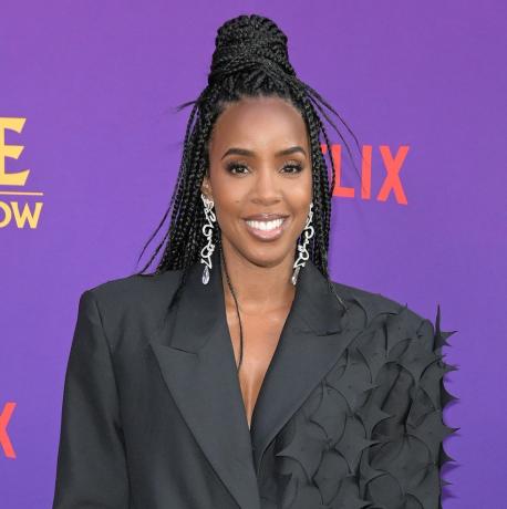 Η ηθοποιός και τραγουδίστρια, Kelly rowland, παρακολουθεί την ειδική προβολή του netflix the curse of bridge hollow στο netflix tudum theater