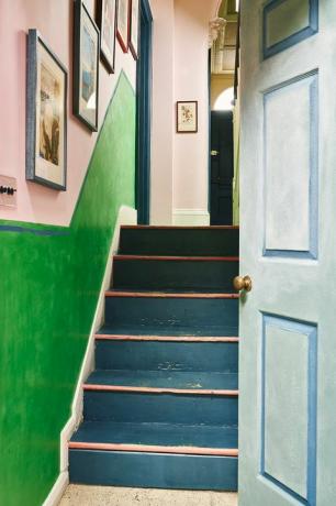 μπλε ζωγραφισμένη σκάλα στο σπίτι της Άντσι Σλόαν στο Οξφόρδη