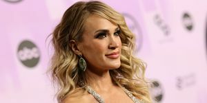 Carrie underwood με ροζ φόντο