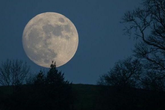 Το φεγγάρι του λύκου ανατέλλει πάνω από το Glastonbury εν όψει των προειδοποιήσεων για κακές καιρικές συνθήκες