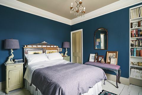 κυκλοθυμικό μπλε και μοβ υπνοδωμάτιο στο σπίτι της Annie Sloan στο Οξφόρδη