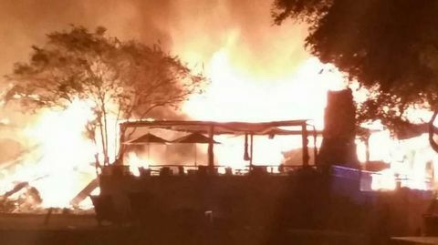 Η πυρκαγιά καίγεται κάτω από το κρατίδιο George Strait-Owned Tapatio Springs Resort στο Τέξας