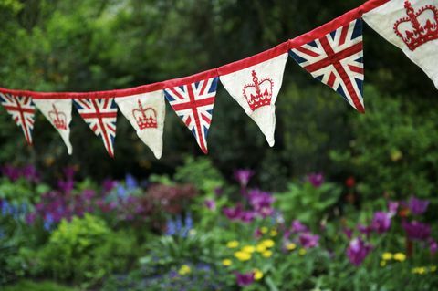 ένωση jack βρετανική σημαία bunting κρέμεται στον αγγλικό κήπο