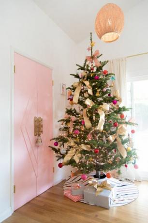 χρυσά διακοσμητικά Χριστουγεννιάτικα δέντρα