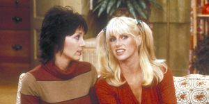 Joyce Dewitt ως Janet wood και Suzanne Somers ως chrissy χιόνι σε σκηνή από την εταιρεία three's 1979