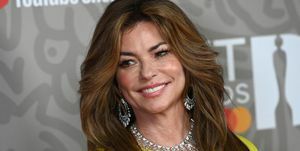 Η shania Twain με κίτρινο φόρεμα και κολιέ με διαμάντια