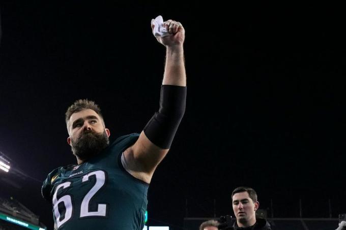 philadelphia, pa 21 Ιανουαρίου ο jason kelce 62 of the philadelphia eagles αντιδρά ενάντια στους γίγαντες της Νέας Υόρκης κατά τη διάρκεια του nfc τμηματικός αγώνας πλέι οφ στο οικονομικό γήπεδο του Λίνκολν στις 21 Ιανουαρίου 2023 στη Φιλαδέλφεια, Πενσυλβάνια φωτογραφία από τον Μίτσελ αριστερές εικόνες