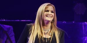 Η Trisha Yearwood και η Wynonna Judd παίζουν στη σκηνή κατά τη διάρκεια των judds την τελική περιοδεία στην αρένα bridgestone στις 28 Οκτωβρίου 2022 στο Νάσβιλ του Τενεσί φωτογραφία από τον jason kempingetty images for aba