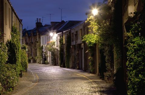 Μια ρομαντική θέα ενός παλιού δρόμου στο Εδιμβούργο, πρωτεύουσα της Σκωτίας