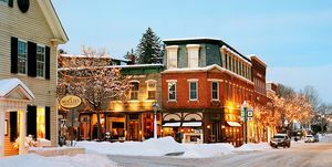 ένας δρόμος με κτίρια και χιόνι στο woodstock Vermont