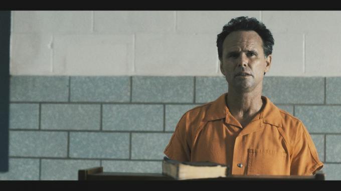 Walton Goggins ως boyd crowder με πορτοκαλί φόρμα φυλακής με τον αρχέγονο τελικό της πόλης να δικαιολογεί τη Βίβλο