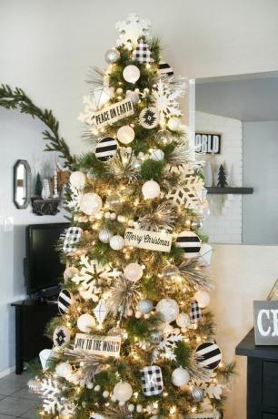 Χριστουγεννιάτικο δέντρο διακοσμώντας τις ιδέες μαύρο και άσπρο