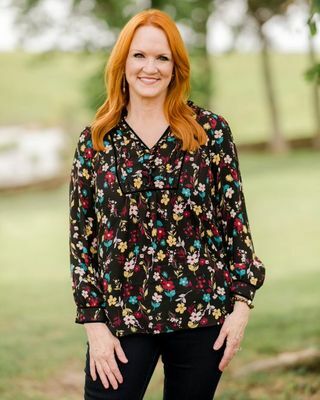 Η Pioneer Woman Velvet Ruffle Neck Blouse