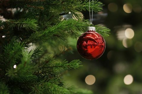 Μια χριστουγεννιάτικη στολίδι κρέμεται από ένα δέντρο