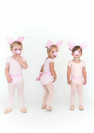 μικρά κορίτσια σε ροζ καλσόν και σετ με αυτιά χοίρου και ρύγχους χοίρων