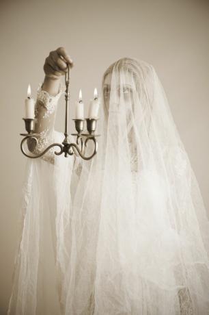 φάντασμα μιας νεαρής κοπέλας με λευκό φόρεμα με κεριά, που ψάχνει για κάτι που μπορεί επίσης να σας ενδιαφέρει αυτά