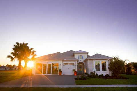 DAYTONA BEACH, FL - ΜΑΡΤΙΟΣ 2: Ηλιοβασίλεμα πίσω από το σπίτι μοντέλο Αρούμπα