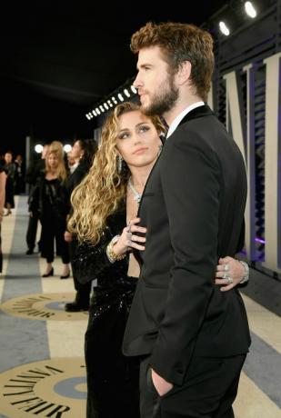 Η Miley Cyrus και ο Liam Hemsworth δείχνουν το PDA για τα Βραβεία Όρασης Vanity Fair Μετά το Κόμμα 2019 Κόκκινο Χαλί