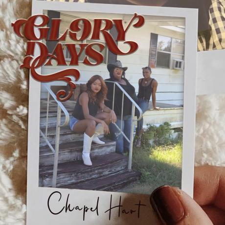 Εξώφυλλο άλμπουμ chapel hart glory days, μέλη του συγκροτήματος κάθονται σε μια μπροστινή βεράντα