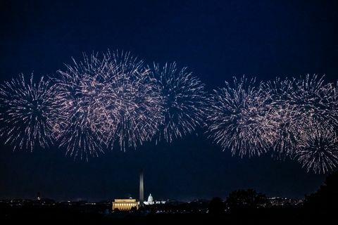 αυτή είναι μια οριζόντια έγχρωμη εικόνα της θέας από το πάρκο κορυφογραμμής του Άρλινγκτον του Λευκού Οίκου, το μνημείο της Ουάσιγκτον και Μνημείο του Λίνκολν στην Ουάσιγκτον dc που περιβάλλεται από επίδειξη πυροτεχνημάτων την τέταρτη Ιουλίου στην Ουάσιγκτον την Πέμπτη, Ιουλίου 4, 2019