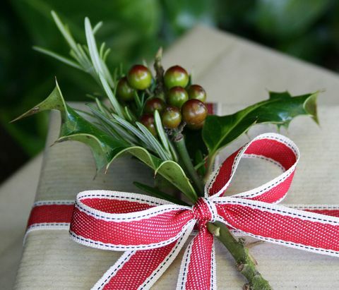 παρουσιάζει δώρα Χριστουγεννιάτικο χαρτί περιτυλίγματος