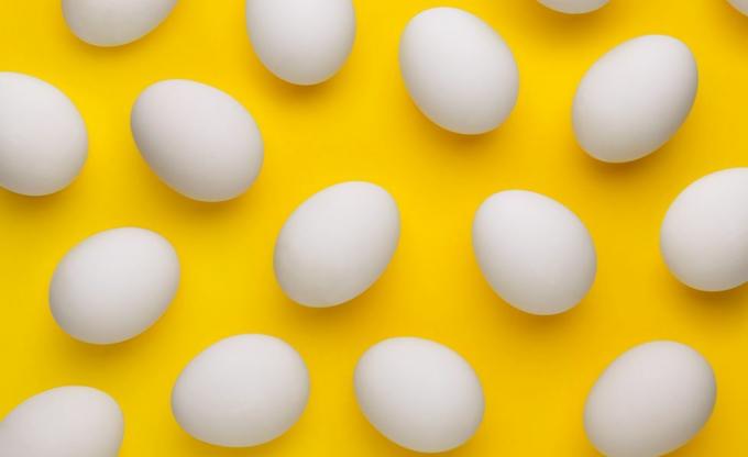 Πλήρες πλαίσιο βολής αυγών σε κίτρινο φόντο
